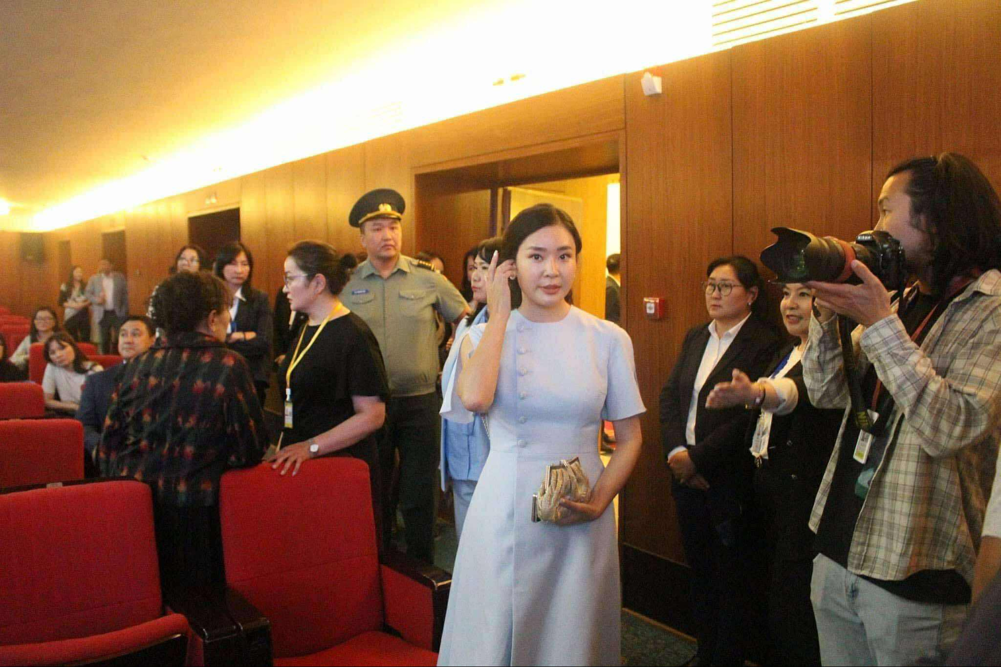 Ордонд клач цүнхтэй заларсан парламентын шинэ мисс